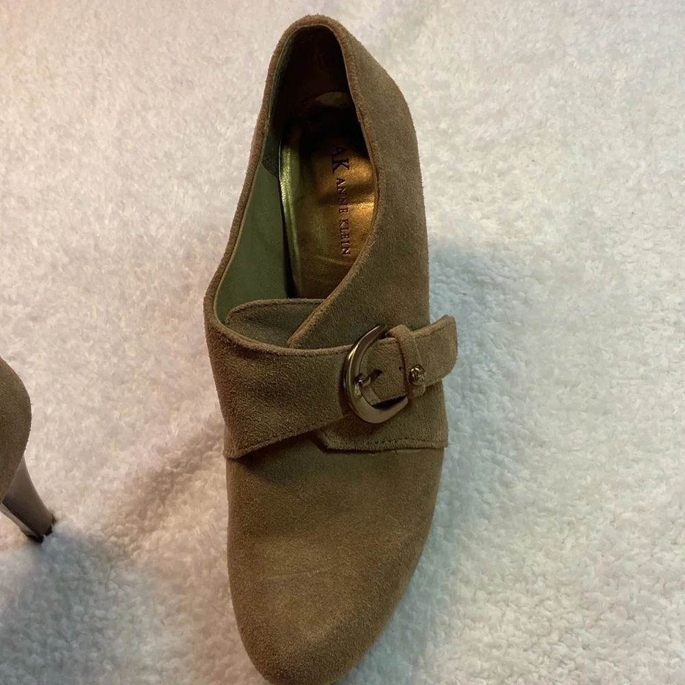 Anne Klein Winterlyn Tan Leather Upper Suede 3.5” Patent Heel EUC Size 8.5
